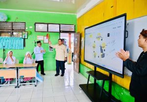 Presiden Prabowo Bersama Mendikdasmen Saksikan Demonstrasi Pembelajaran dengan Teknologi Smart Board